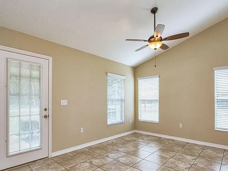 25024 Quaker Ridge Ave — Photo 5