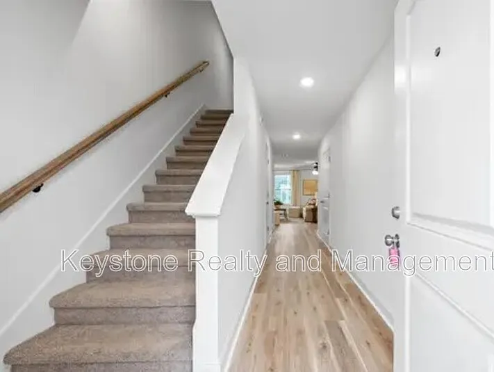 3 bed, 2.5 bath, 1350 sqft, $1,395 — Photo 2