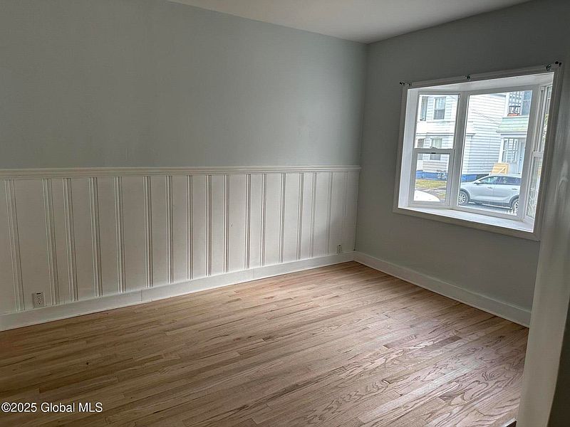 3rd image of 820 Grant Avenue