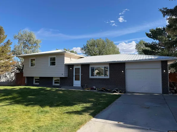 1720 Loch Ness Dr, Rawlins, WY 82301