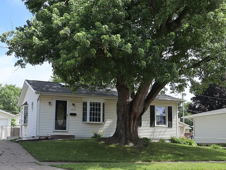 2230 Brookside Dr — Photo 2