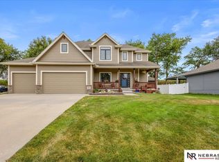 5251 Waterford Avenue Cir, Papillion, NE 68133