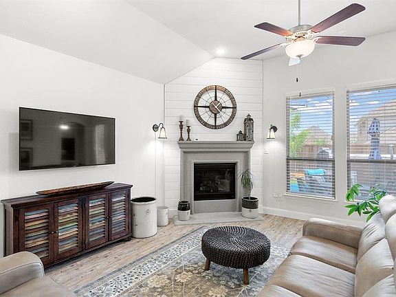 4th image of 2416 Triton Dr