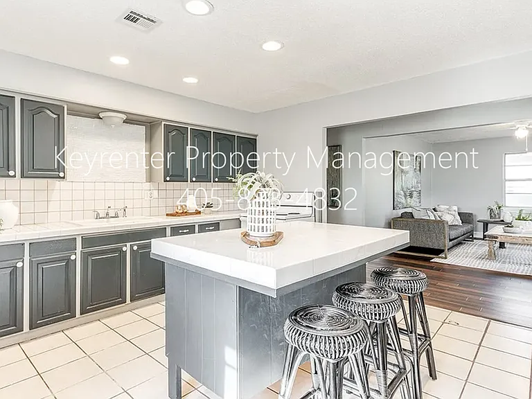 3615 SW 12th St — Photo 5