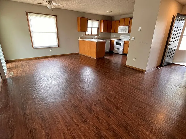 3107 N Kentwood Ave — Photo 5