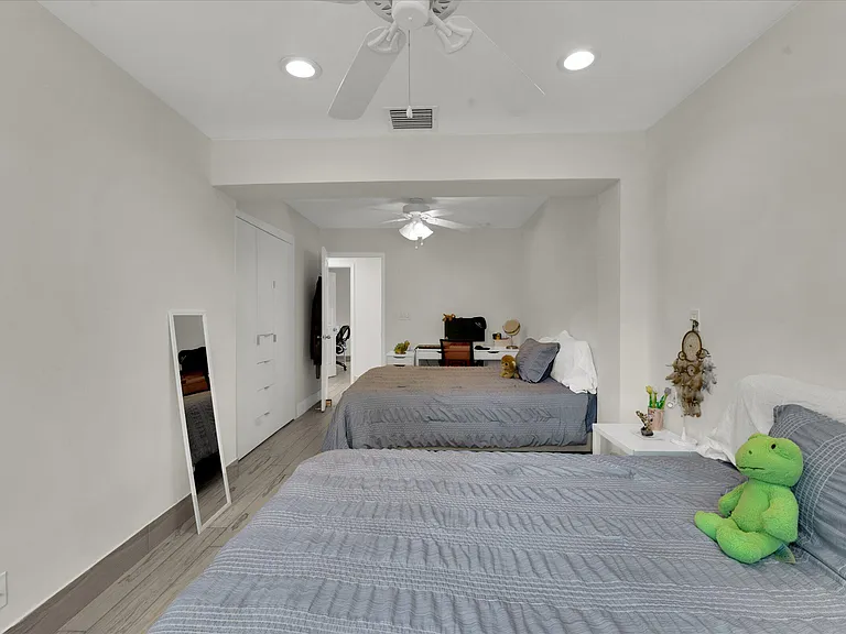 2633 NE 3rd Ave — Photo 24