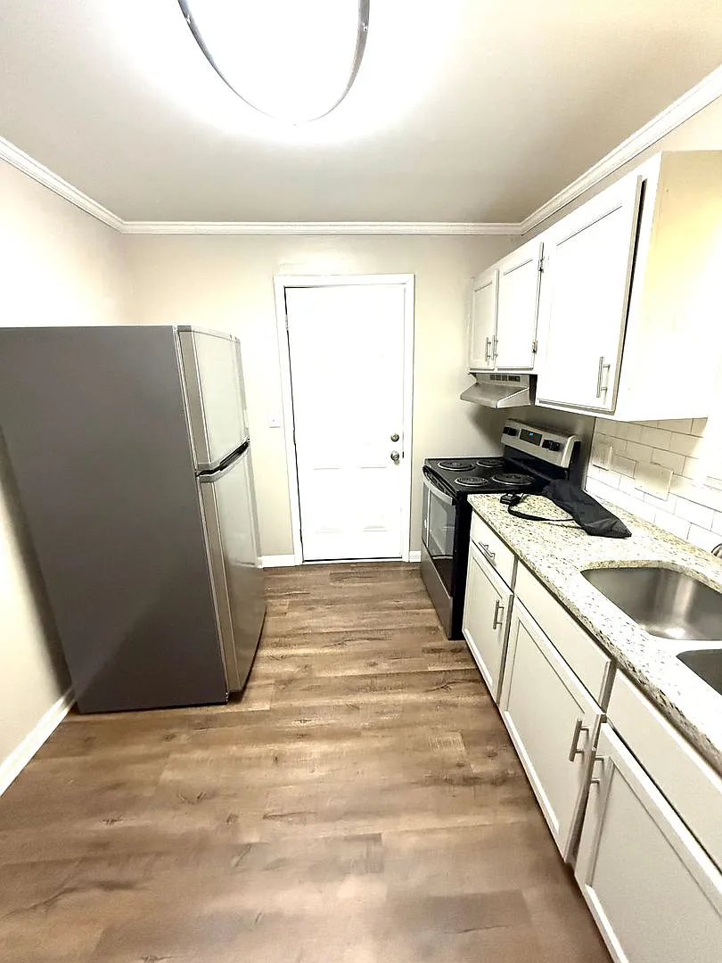 3 bed, 1.0 bath, 1062 sqft, $995 — Photo 3