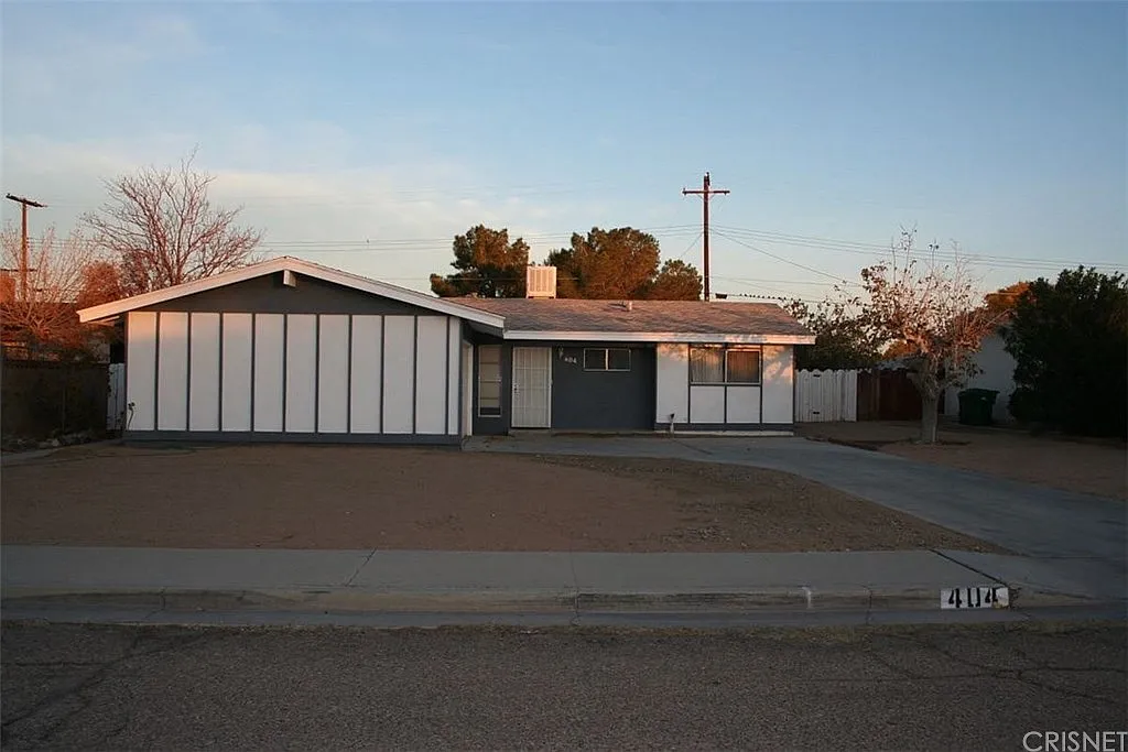 404 Karin St photo 1