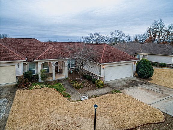 3rd image of 7 Canopy Ln