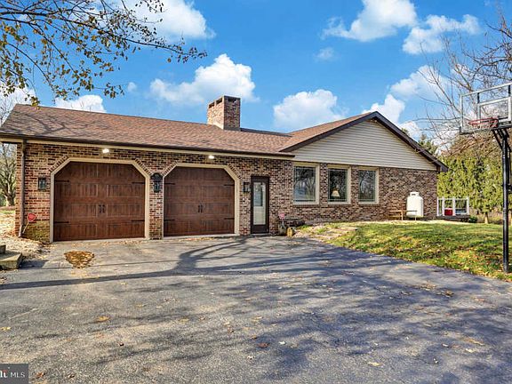 3rd image of 813 White Oak Ln