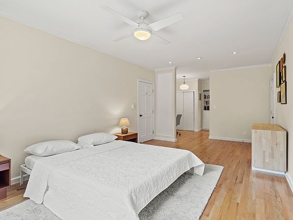 3rd image of 225 W 70th St #1DE