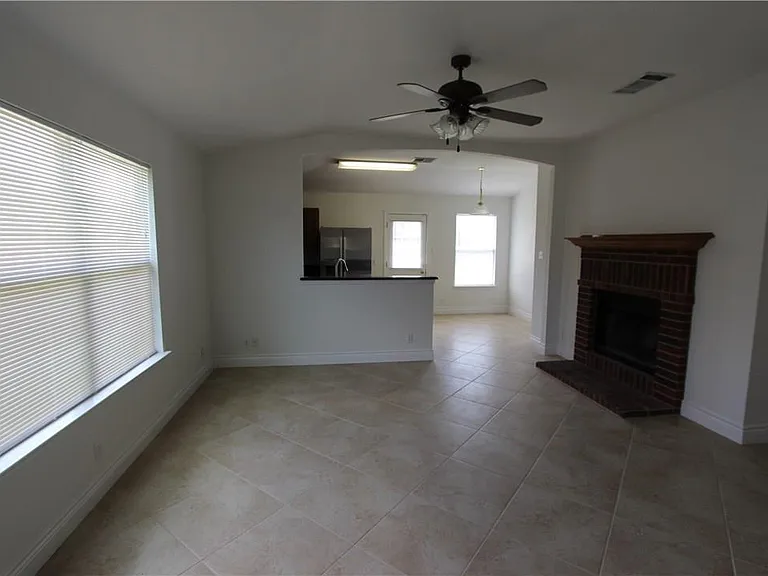 215 Jennifer Ln — Photo 2