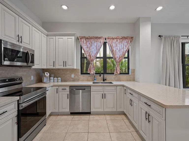 2055 Regents Blvd — Photo 12