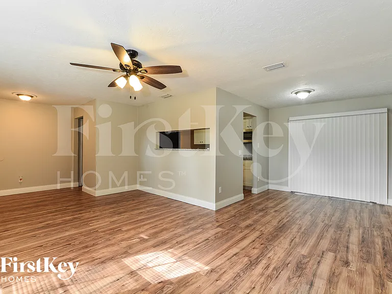 561 Hibiscus Rd — Photo 2