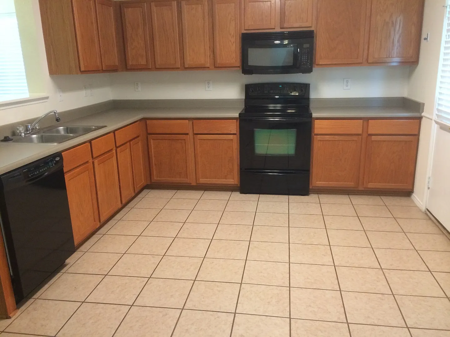 Welcome home to 16246 Stallion Ranch! — Photo 3