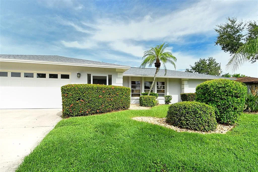 3 bed, 2.0 bath, 2084 sqft, $8,000 — Photo 4
