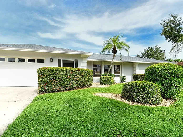 6722 Roxbury Dr — Photo 4