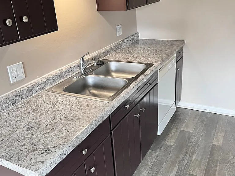 Bristol Square Apartments — Photo 59
