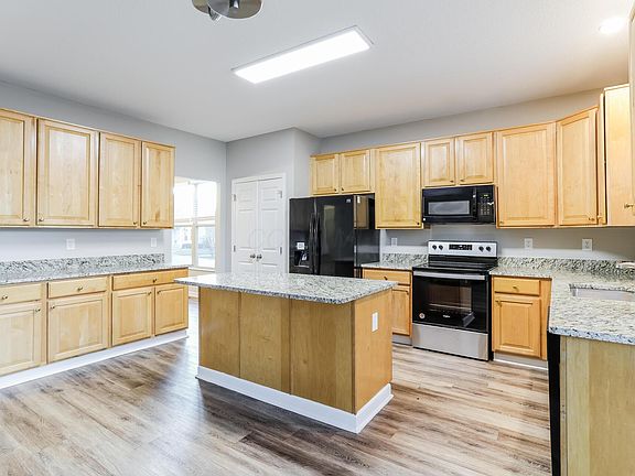 4th image of 7916 Glenmore Dr