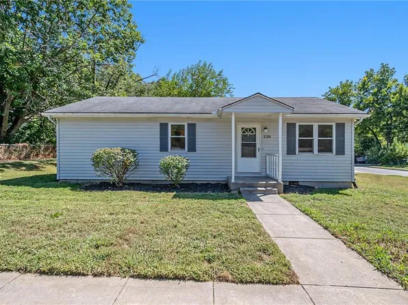 228 S Main St, Liberty, MO 64068