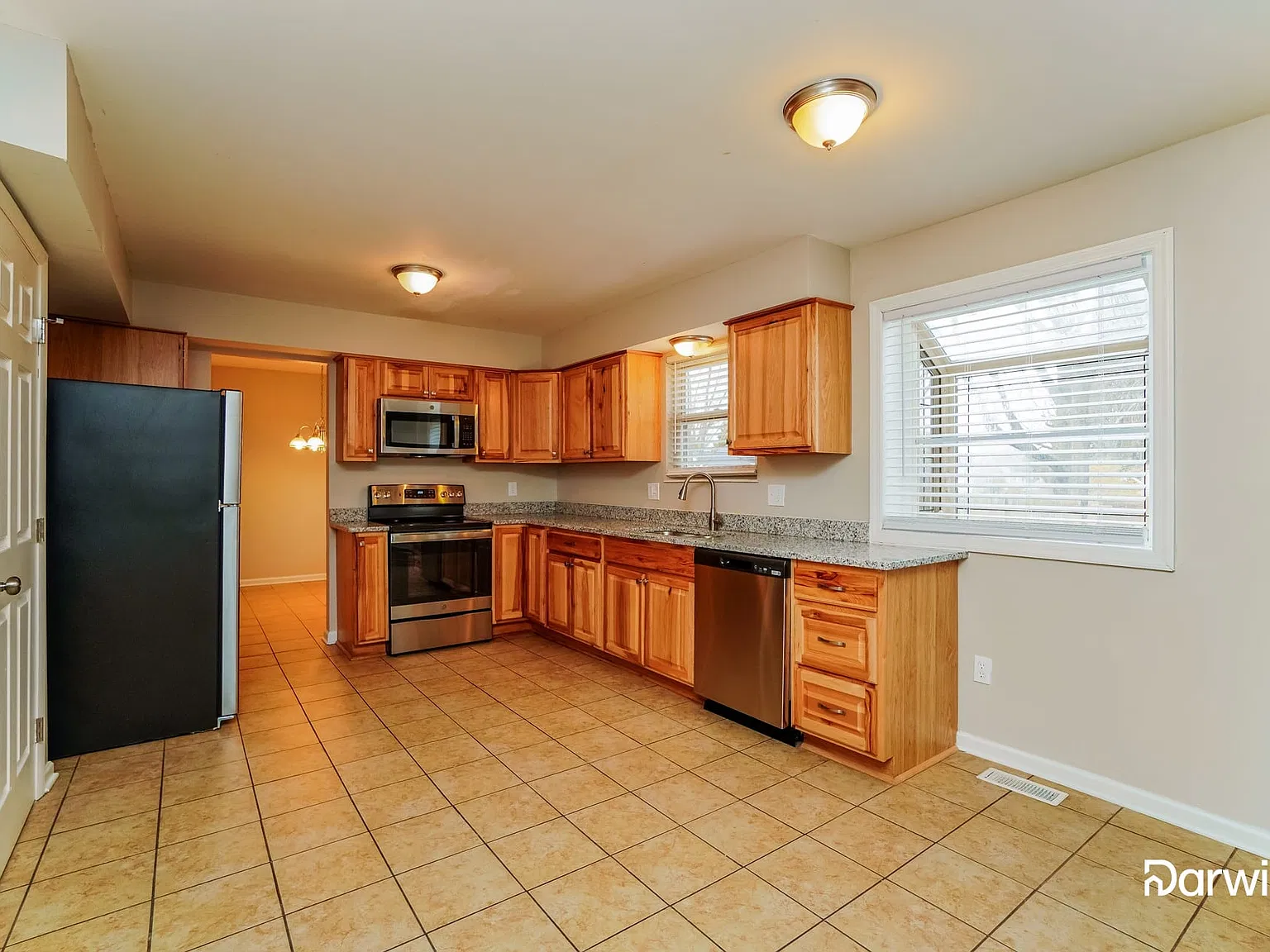 4 bed, 4.0 bath, 2318 sqft, $2,345 — Photo 3
