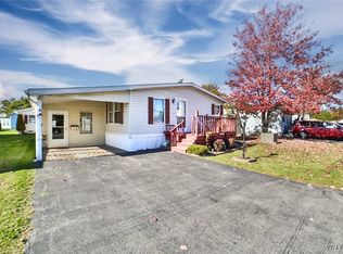 343 Applewood Dr, Lockport, NY 14094