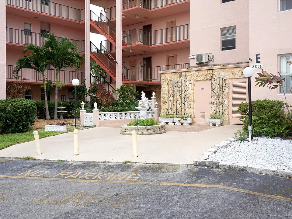 2851 Somerset Dr #207
