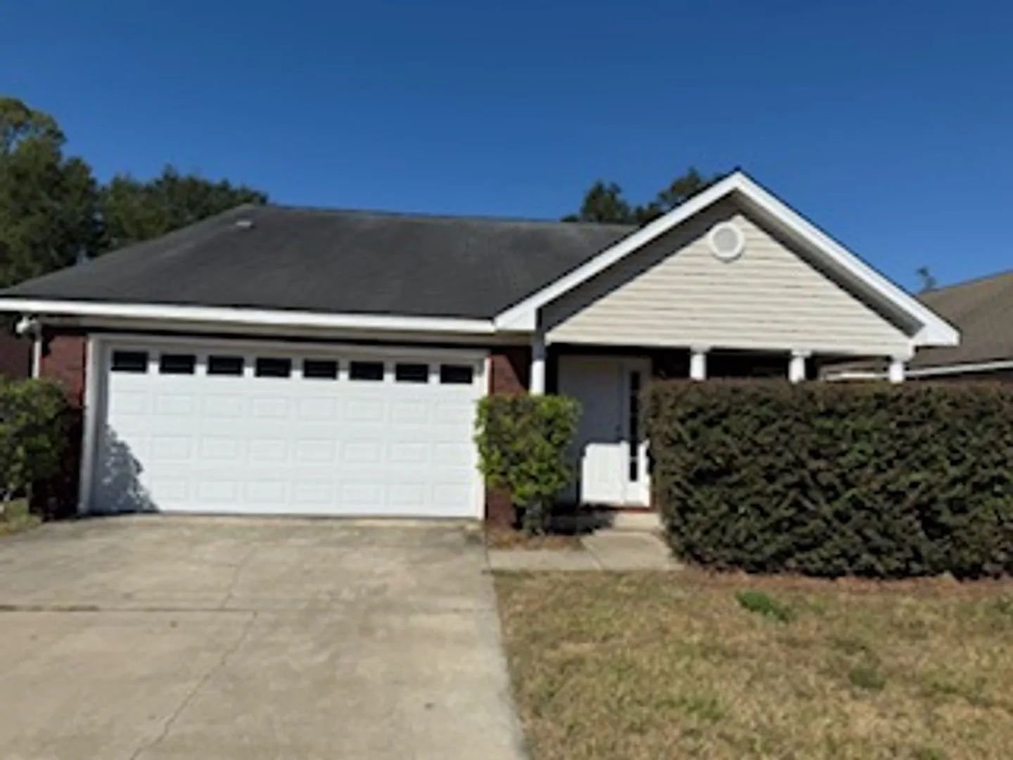 4556 Deslin Drive Screened in porch and 2 Car garage! — Photo 1