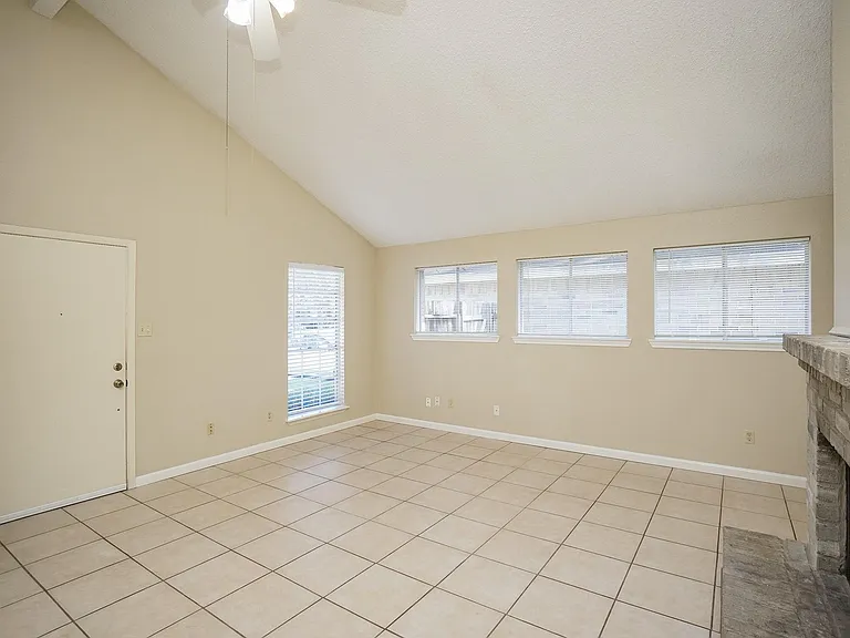 20143 Beechview Ln — Photo 6