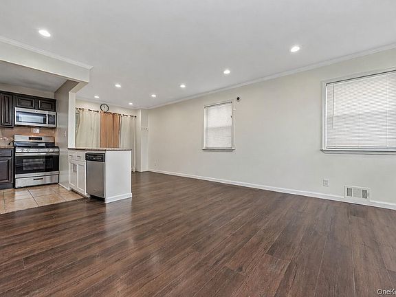 3rd image of 14670 Farmers Boulevard
