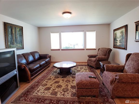 3rd image of 130 Bowe Dr