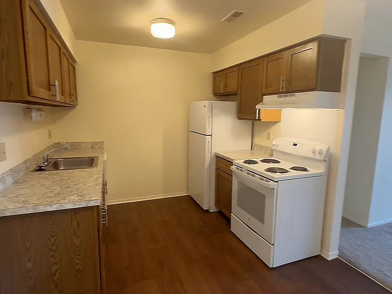 Lakeside Village Apartments — Photo 131