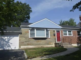 7 Evelyn Ln, Syosset, NY 11791