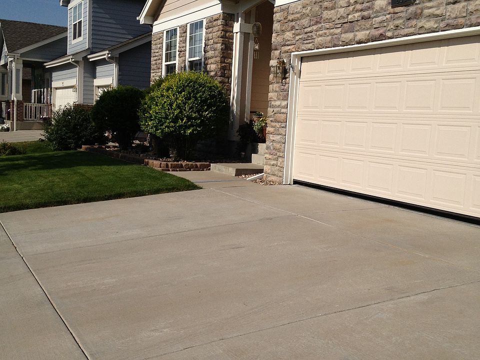 Front yard and 3 car garage