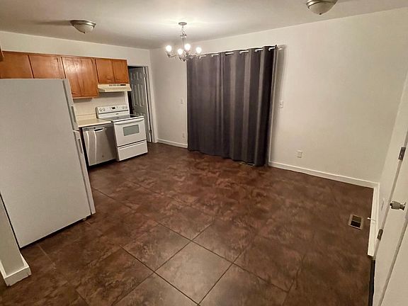 3rd image of 447 Glenrose St