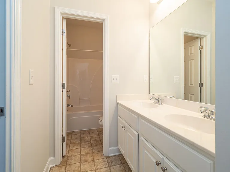 3040 Treadwell St — Photo 44