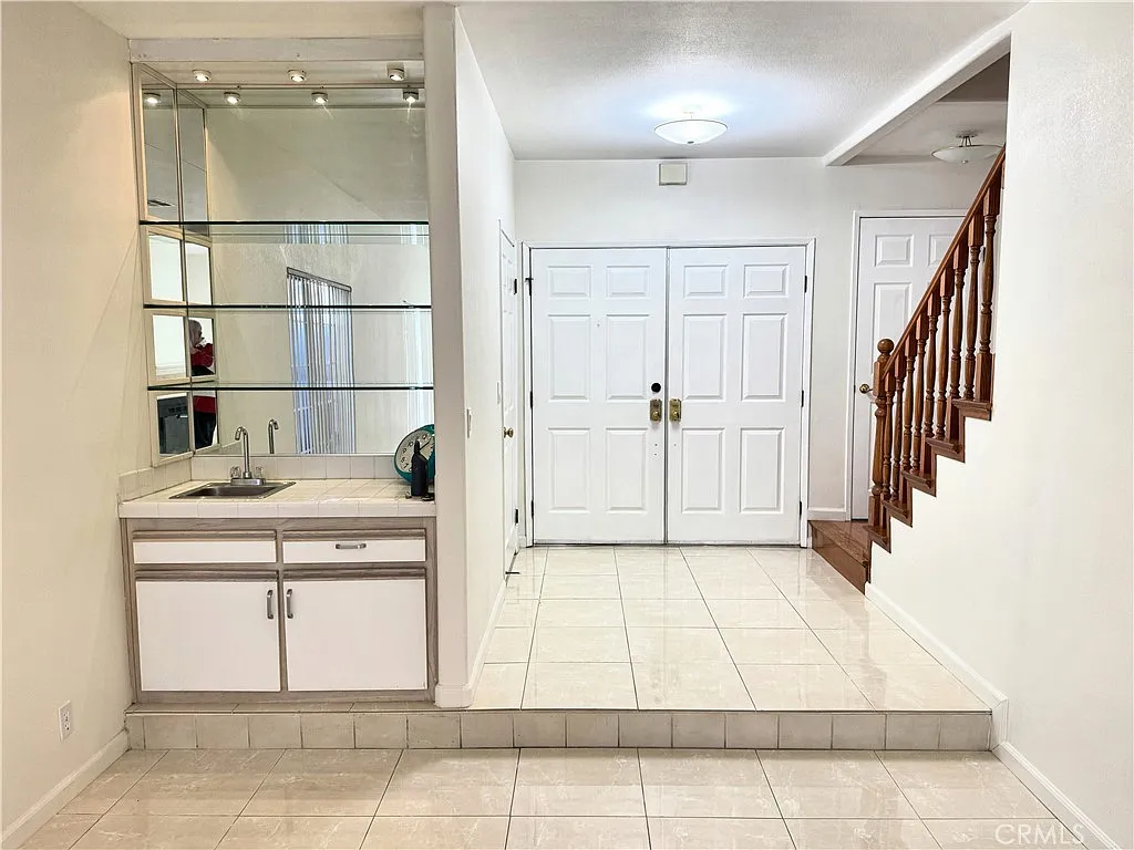 4 bed, 1946 sqft, $4,100 — Photo 3