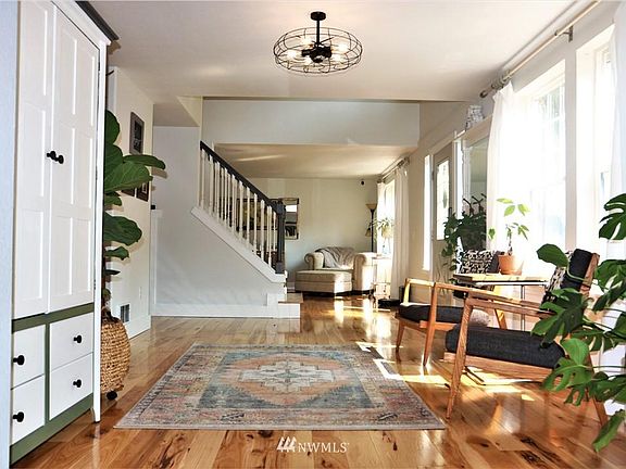 5th image of 411 E Hiawatha Blvd