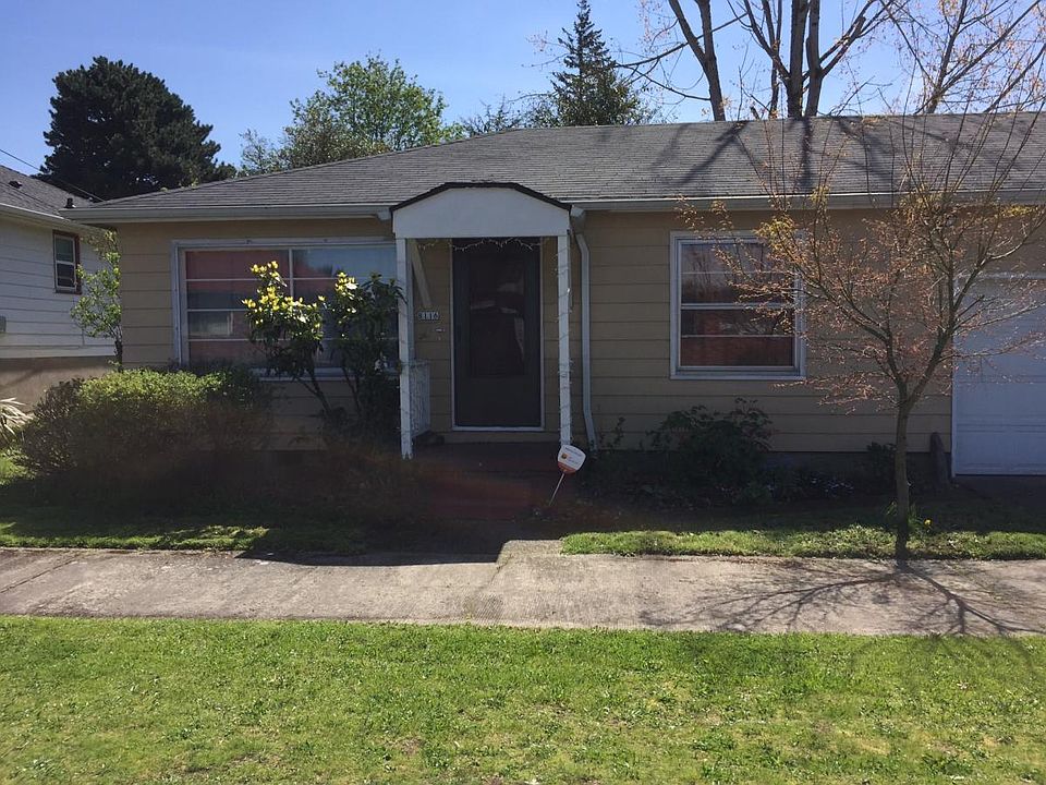 Front of home with mid-centiry curb appeal