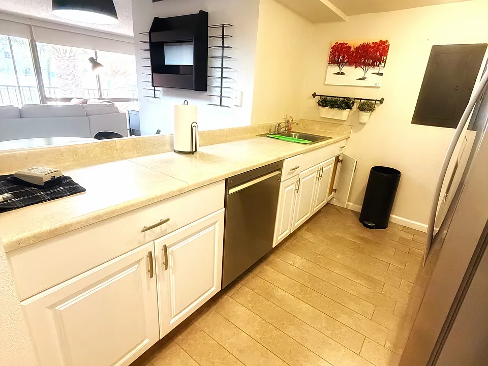 205 E Harmon Ave #219
