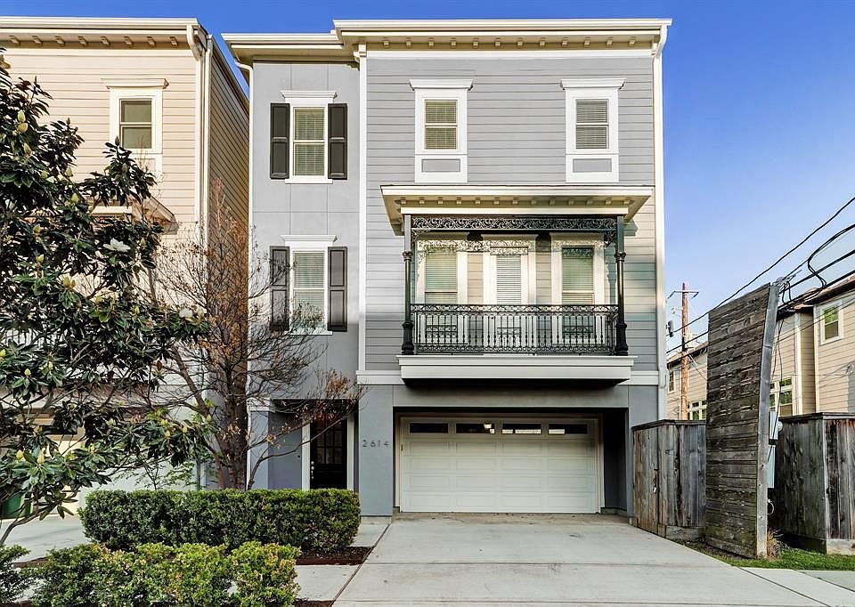 Welcome to this charming Heights patio home complete with side yard. Located near the hike & bike trail and many restaurants!