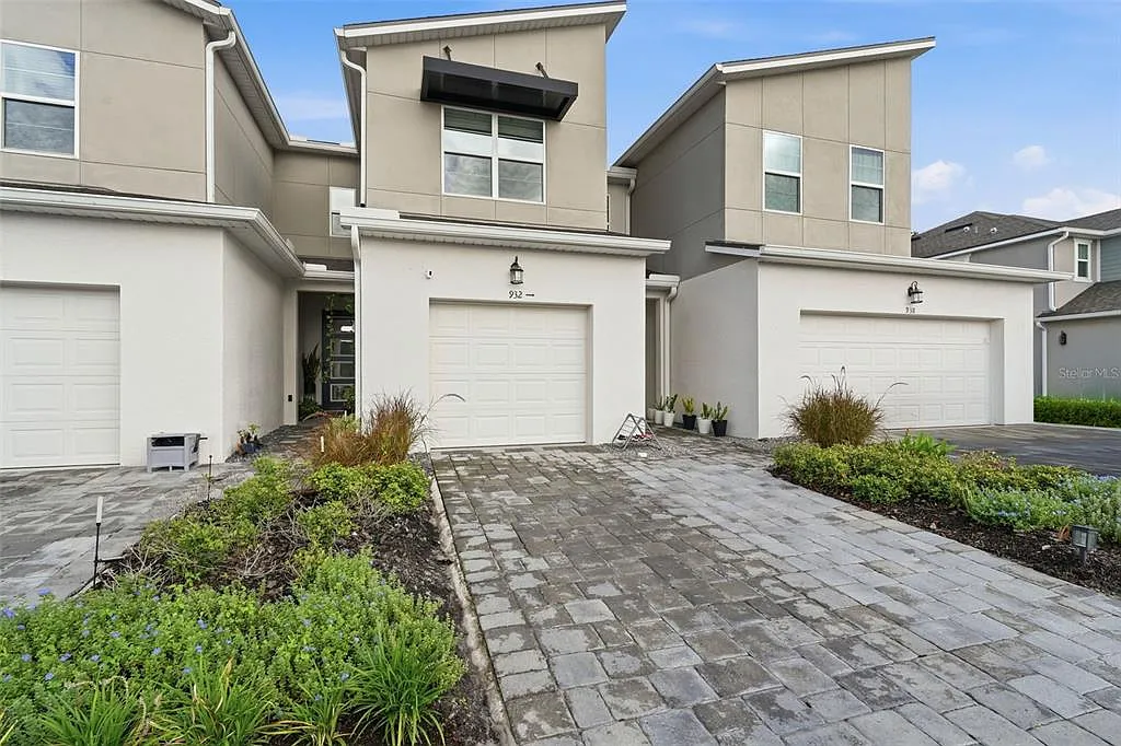 3 bed, 2.5 bath, 1559 sqft, $2,400 — Photo 1