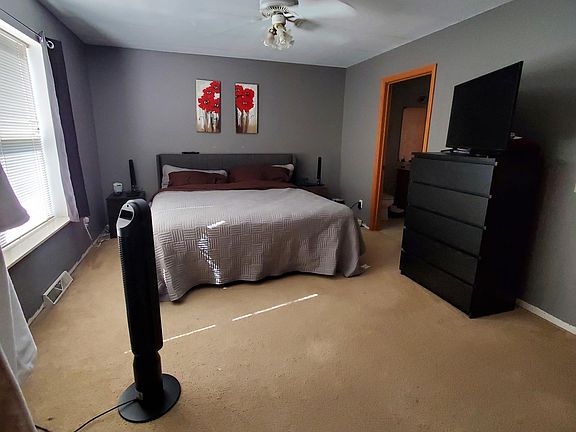 Master with large walk in closet (Installing new LVP flooring)