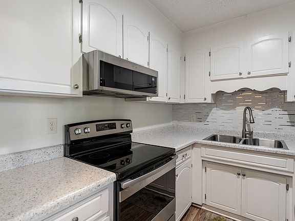 4th image of 17 Lawnview Ct