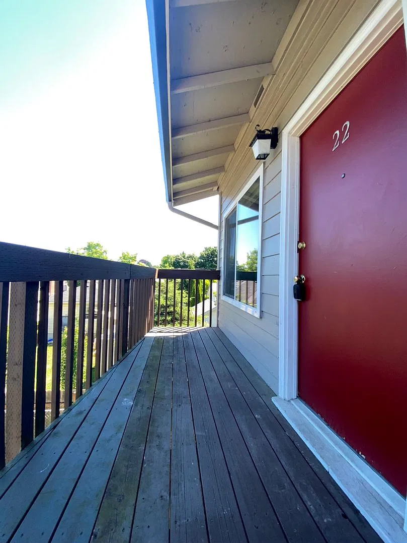 Spacious Top Floor One Bedroom With Front Porch In Mt Tabor/Montivilla!- Perts OK! Off St Parking — Photo 2