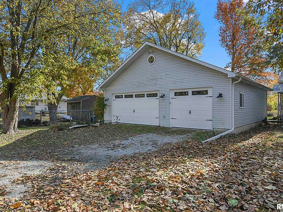 5th image of 1025 W Maple Ave