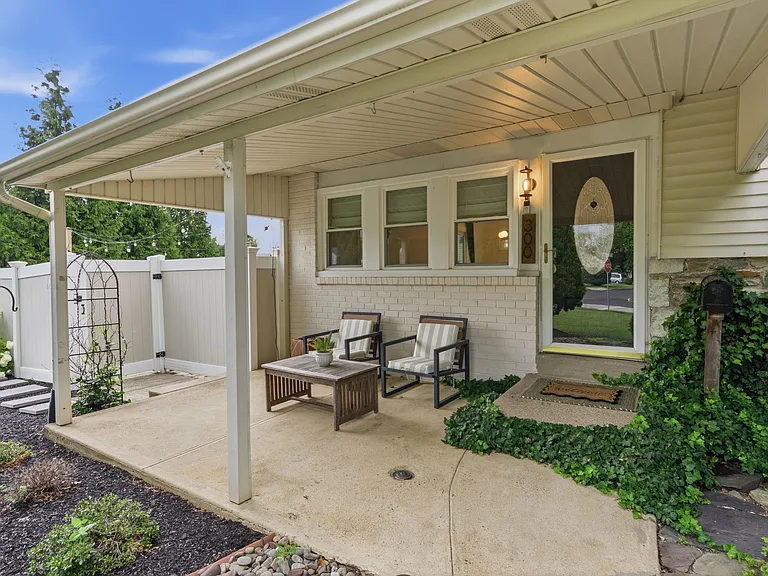300 Abbott Rd — Photo 2