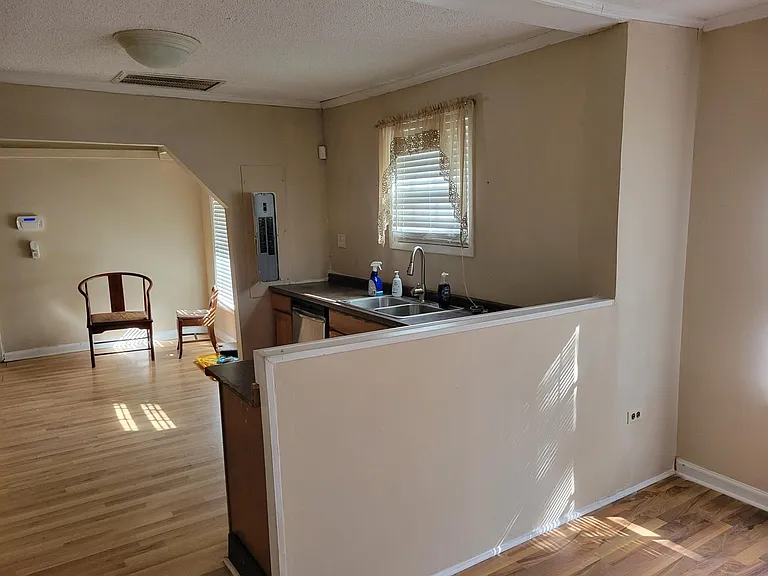806 Osborne St — Photo 5