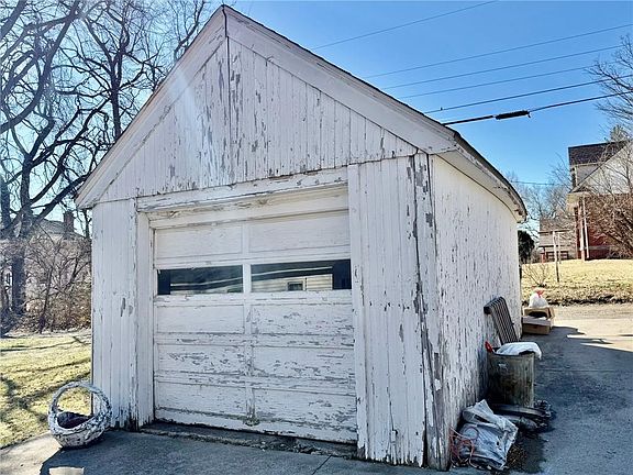 5th image of 924 W 3rd St