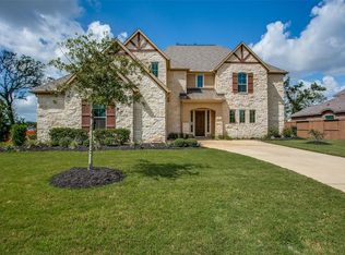 119 Woodshore Xing, Clute, TX 77531